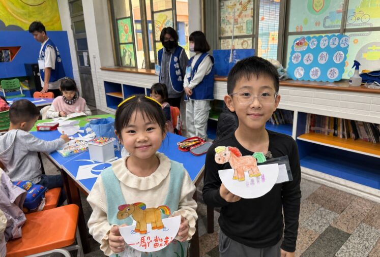銀髮長者進行健康體適能活動